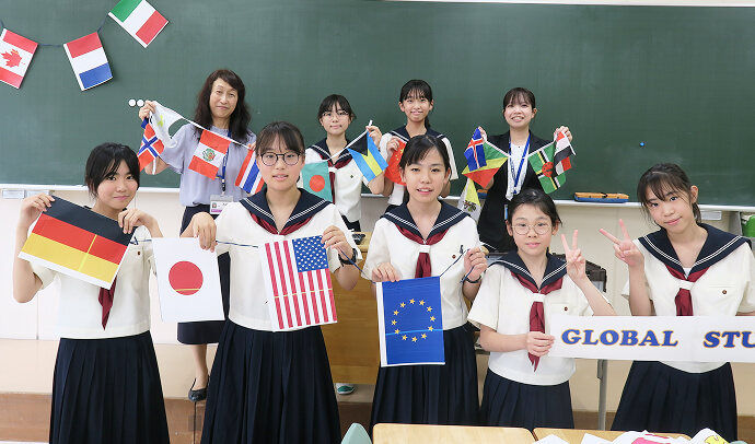 川本先生（向かって左上）と福田先生（向かって右上）と生徒たち