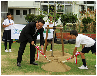 全国の学校でも記念植樹が行われています。