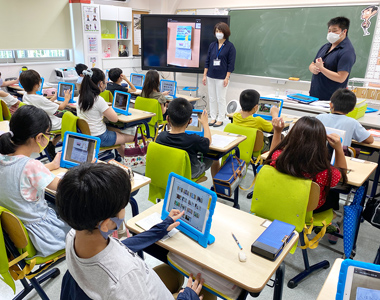 タブレットを使用した授業のようす タブレットを使用した授業のようす