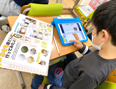 タブレットを使って学習する児童 タブレットを使って学習する児童