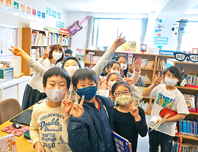 ライブラリーに訪れる大勢の児童たち