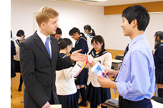 ネイティブの先生と英語で話すようす