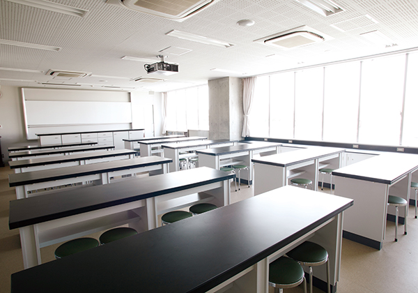 理科実験室（写真は物理室）を科目別に3部屋設置。実験や観察などの演習に使用します。