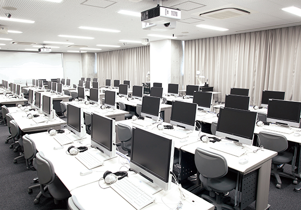 コンピュータ室には、どの席からも先生の説明資料が見えるように、大型プロジェクターを教室の前後2箇所に配置。