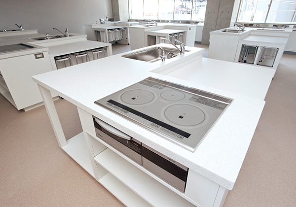家庭科調理室は実習の安全性を高めるためにIHクッキングヒーターを導入。