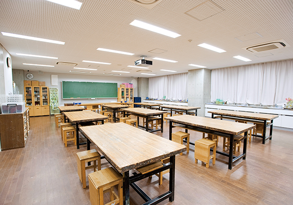 美術室は制作に集中できるよう、机の間隔を広く取っています。