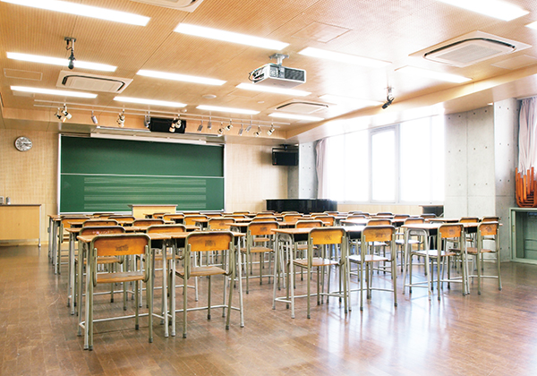 音楽室は、座学の途中でも後方のスペースに移動するだけで合唱・合奏の練習が可能。