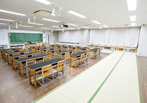 書道室の机は縦長にも使用できるため、丈の長い全紙も使えます。畳敷きのスペースも設けられています。