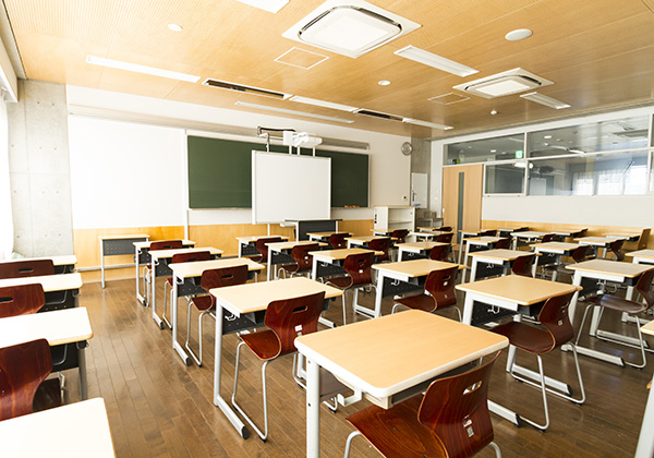 多くの時間を過ごす教室は、自然通風システムと冷暖房の快適環境が整っています。