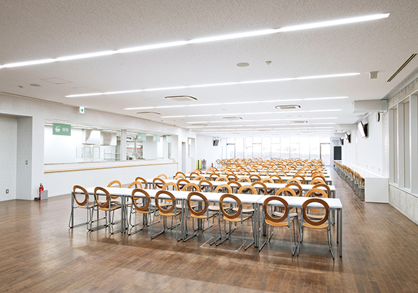 ランチルームは清潔で開放的なスペース。日替わり定食の他にホットスナックも販売しています。