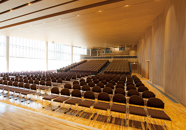 約600席の行学ホールは多目的の講堂として学校行事や講演会、コンサートに使用されます。