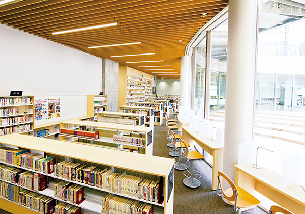 図書館には中庭テラスに面した閲覧席が並びます。多くの蔵書に加え、自主学習スペースを備えます。