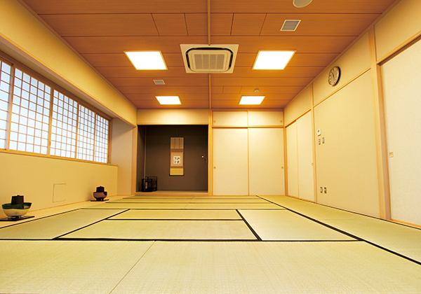 15畳の礼法室は主に茶道部が使用しています。保護者のカルチャー教室でも使用されます。