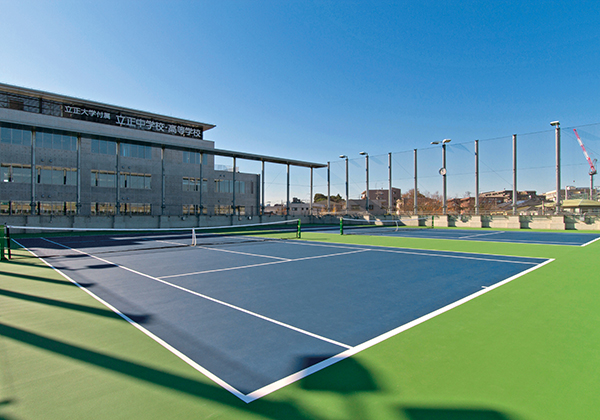 ナイター設備を備えた屋上テニスコートを2面、練習用コートを1面用意しています。