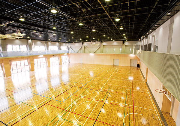採光性を高めたアリーナは、プロバスケットボールチームの東京エクセレンスに練習場として提供しています。