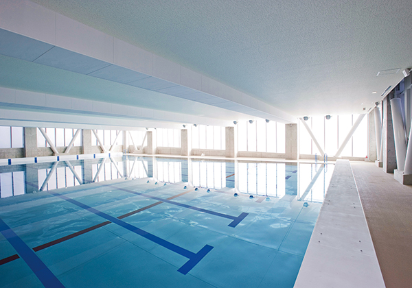 公認競技と同じ規格の室内プール。全部で8レーンの広さがあるので、ゆったりと泳ぐことができます。