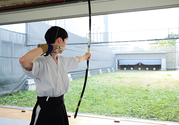 最大5人立ができる弓道場です。全国大会でも実績のある弓道部を支えます。