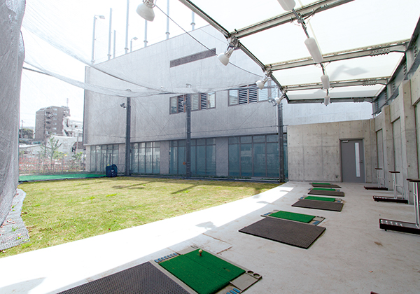 ゴルフ練習場には、5つの打席があるショット練習用スペースと、パッティング練習ができるグリーンがあります。