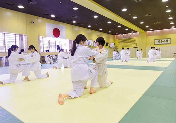300畳の武道場は男女ともに必修科目の柔道や剣道の授業でも利用されます。