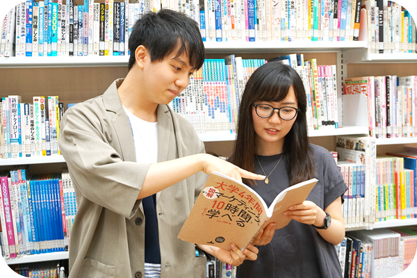 本を読む松下さんと鈴木くん 本を読む松下さんと鈴木くん