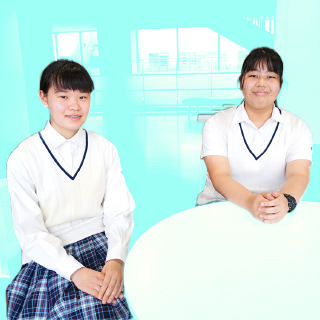 書道部のみんなを支える部長の山下さん（左）と副部長の増元さん（右）