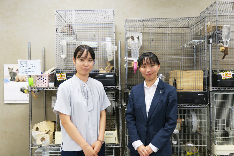 西岡先生（写真右）と芹澤先生（写真左）。クラブで飼育するウーパールーパーが産卵した時など、理科教師でも初めて見るものばかりで驚くことも多いそう