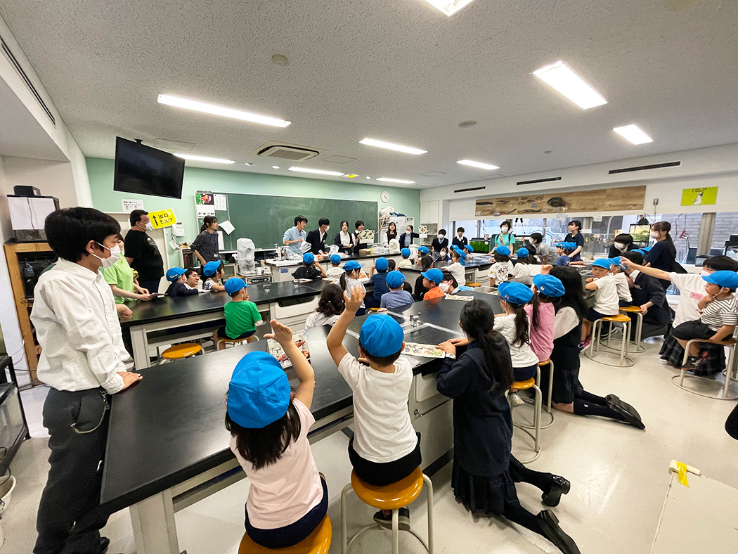 多くの園児たちが理科室を訪問！