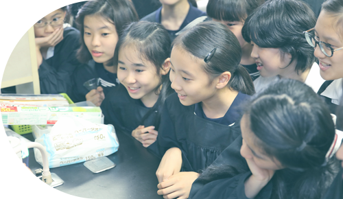 理科の実験に興味津々の生徒たち 理科の実験に興味津々の生徒たち