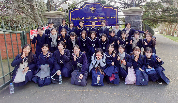 NZ研修の集合写真。夏休みの8月、12日間の研修に胸を膨らませる生徒たち