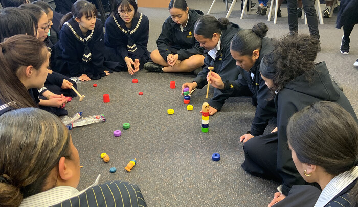 現地校の生徒に、だるま落としや折り紙など、日本の遊びや文化を紹介しました