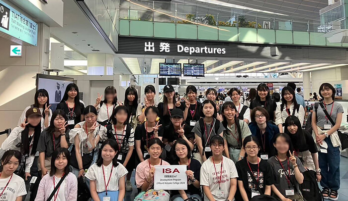 現地学生がキャンパスの中を案内してくれました