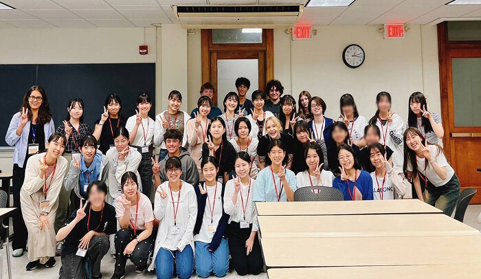 寮の共同スペースはソファや卓上ゲームがあり、みんなと交流を深める場となりました