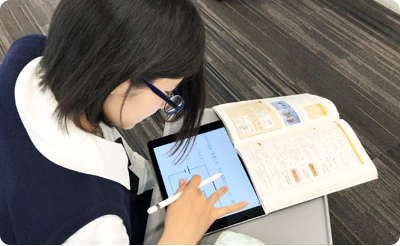 タブレットを使って勉強する生徒