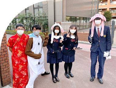 仮装する生徒たち