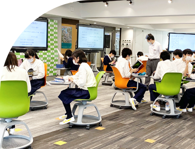 タブレットを使った授業を受ける生徒たち