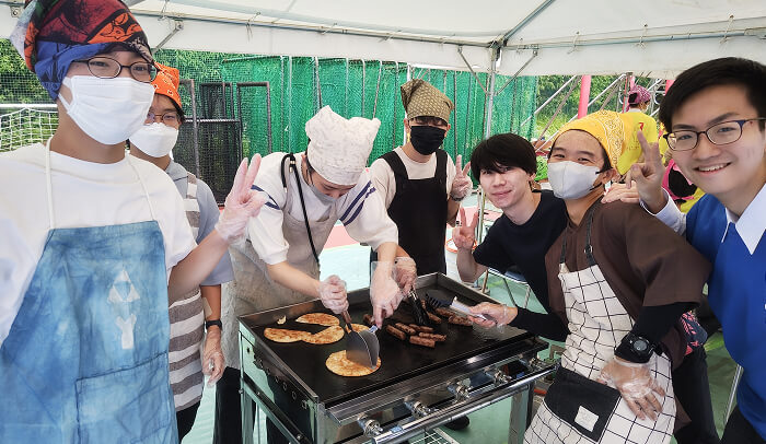 文化祭でマケドニア料理「ケバピ」をふるまうメンバーたち