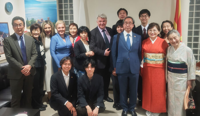 北マケドニア共和国大使館での記念写真