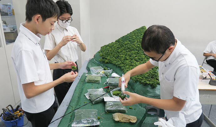 柏苑祭で展示をするジオラマの準備をする鉄道研究部