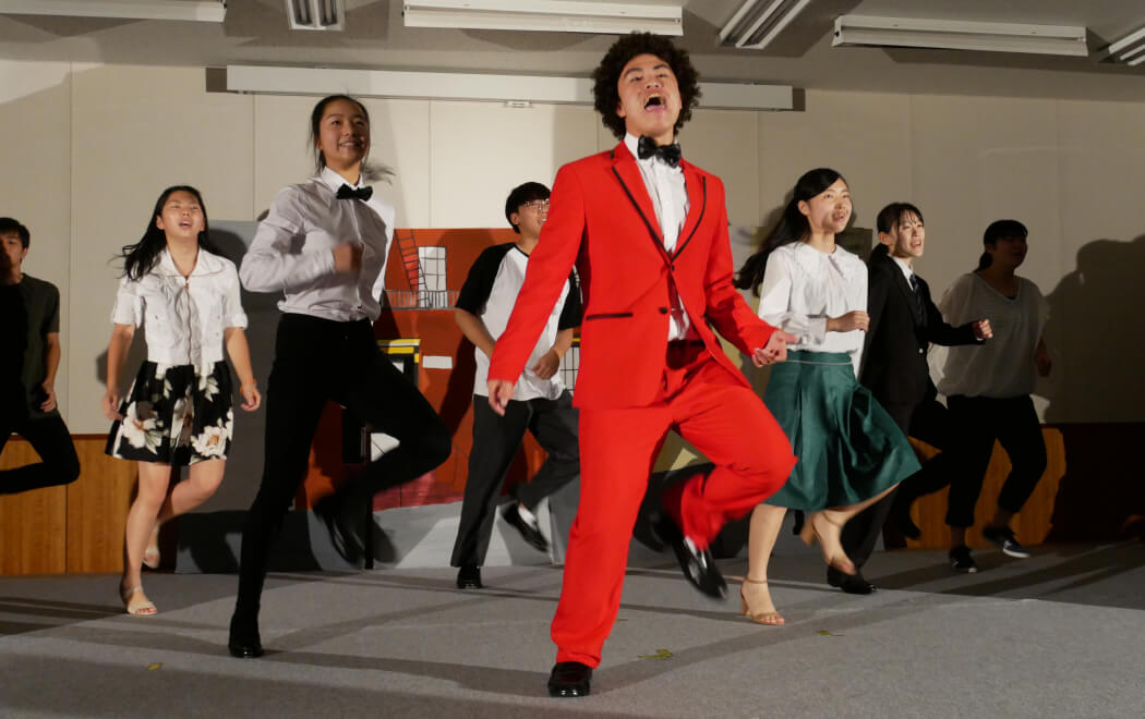 探究学習で学んだ知識を脚本に加えた英語劇を上演します