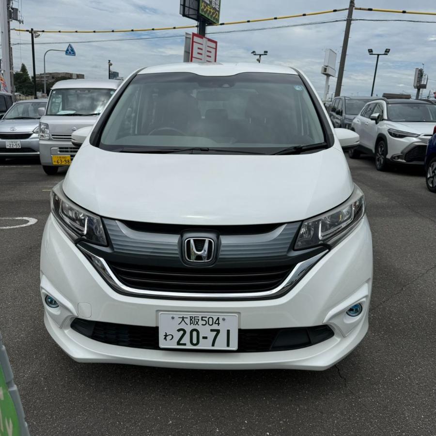 フリード　ナビ付　バックカメラ付き　7人乗り