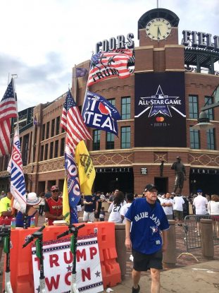 オールスター会場前に現れたトランプ支持者のグループ（撮影：筆者）