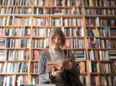 読書は紙からスマホの時代へ　理解を深めるアシストリーダー
