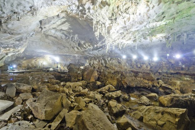 萩の城下町と秋芳洞の鍾乳洞とかけて宇部の工場と解く。神々の恵みの地質学と人々の貴い労働の歴史　　　　