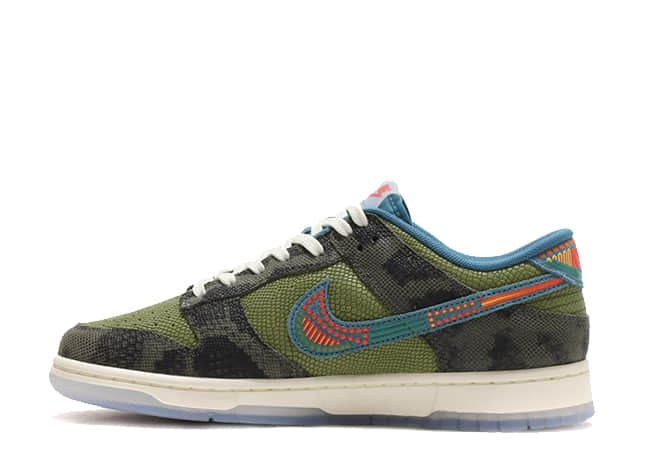 ナイキ ダンク ロー "シエンプレ ファミリア" カーボングリーン/セイル/チリレッド/リフトブルー