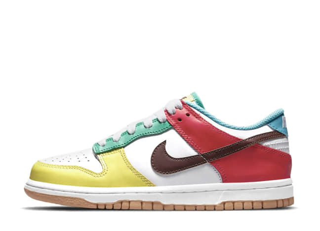 ナイキ ダンク ロー Se "フリー 99 パック" ホワイト/ライト チョコレートローマ グリーン