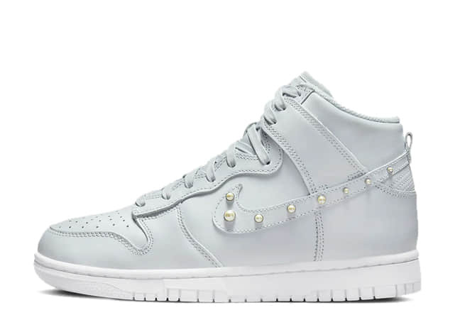 ナイキ ウィメンズ ダンク ハイ Se "パール スウッシュ" ピュア プラチナム/ホワイトメタリック シルバーセイル