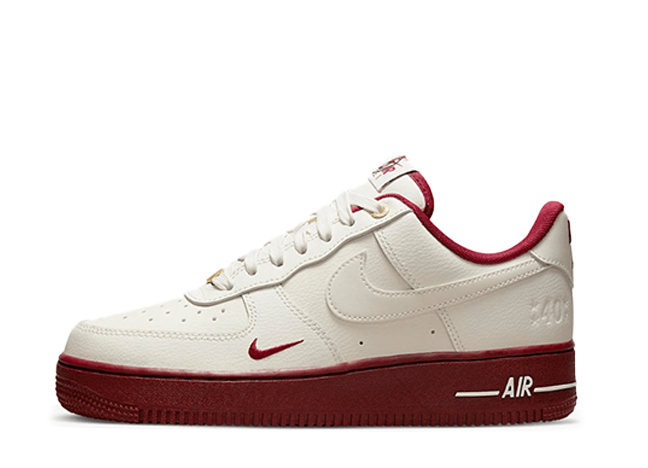 ナイキ ウィメンズ エアフォース1 ロー 40th アニバーサリー "セイル/チームレッド/メタリックゴールド"
