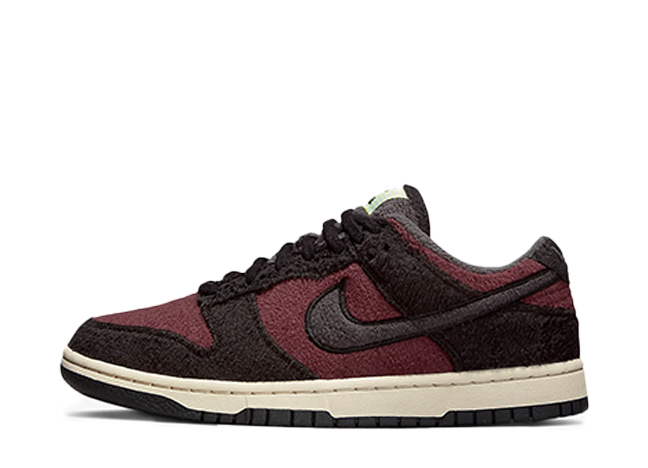 Nike Wmns Dunk Low SE "Fleece" Burgundy Crush/Dark Smoke Gray/White