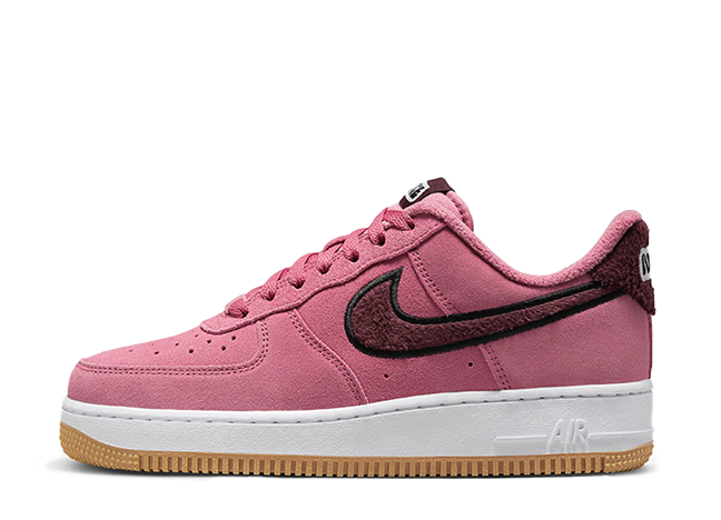 ナイキ ウィメンズ エアフォース1 ロー フリース スウッシュ "デザートベリー" デザートベリー/バーガンディクラッシュ/ホワイト/ブラック
