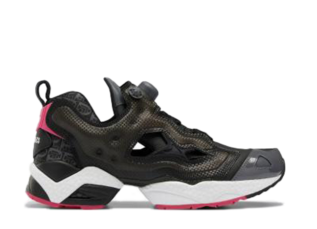 ファンタシー × リーボック インスタポンプ フューリー 95 "コアブラック/ピンクフュージョン/フットウェアホワイト"